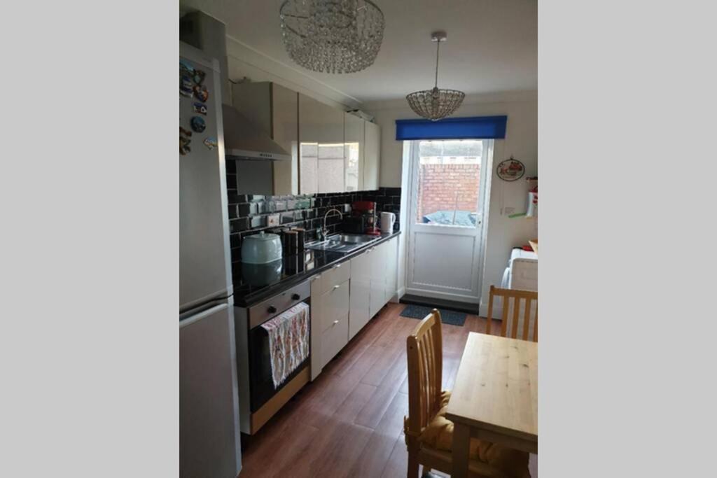 A Home Away From Home With A Big Welcome Erith Екстериор снимка