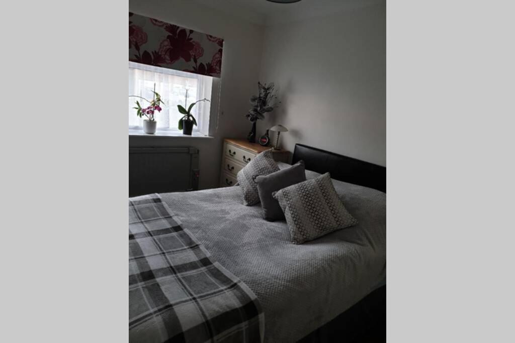 A Home Away From Home With A Big Welcome Erith Екстериор снимка