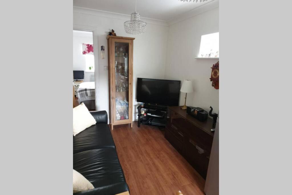 A Home Away From Home With A Big Welcome Erith Екстериор снимка