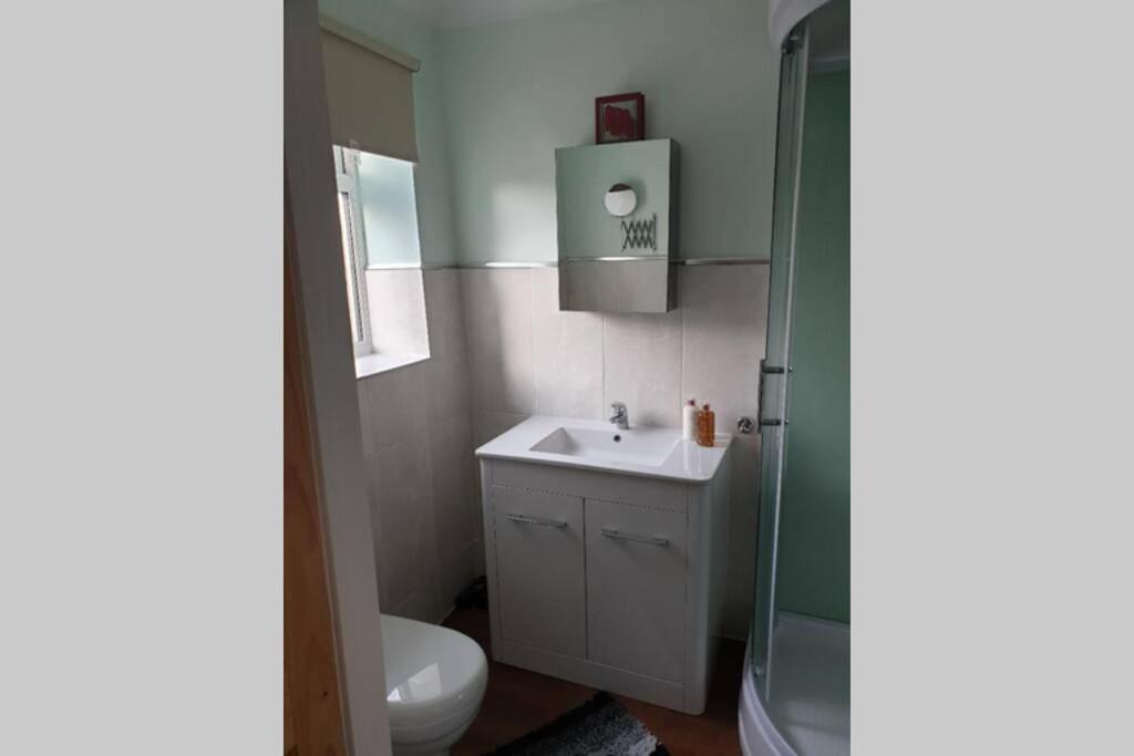 A Home Away From Home With A Big Welcome Erith Екстериор снимка