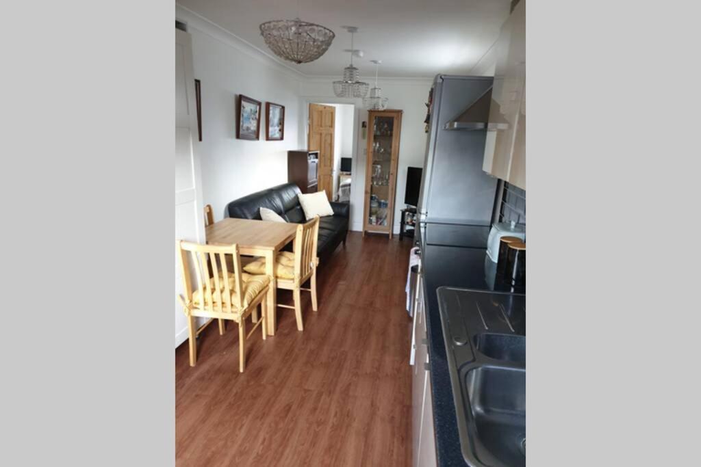 A Home Away From Home With A Big Welcome Erith Екстериор снимка